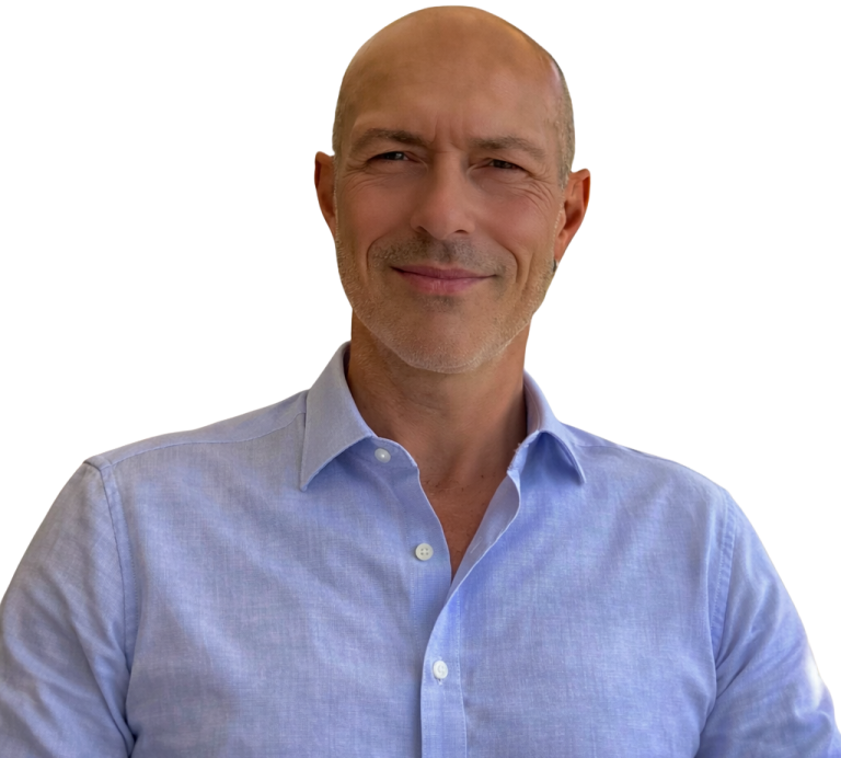 Roy Krischer Mann in hellblauem Hemd lächelt freundlich und blickt direkt in die Kamera.